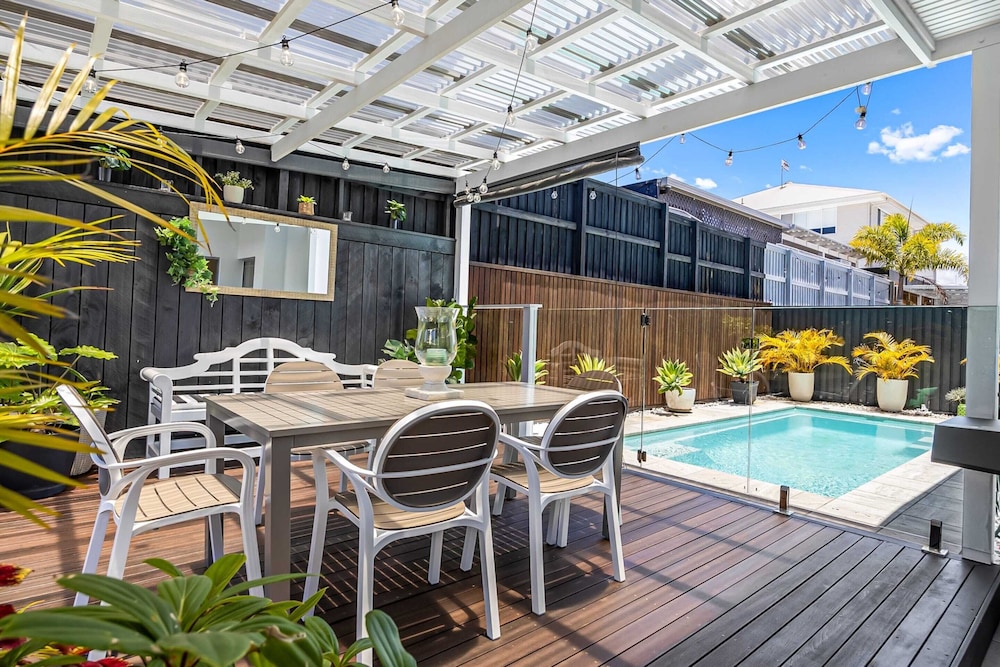 Premium 4-bed Coastal Escape With BBQ and Pool