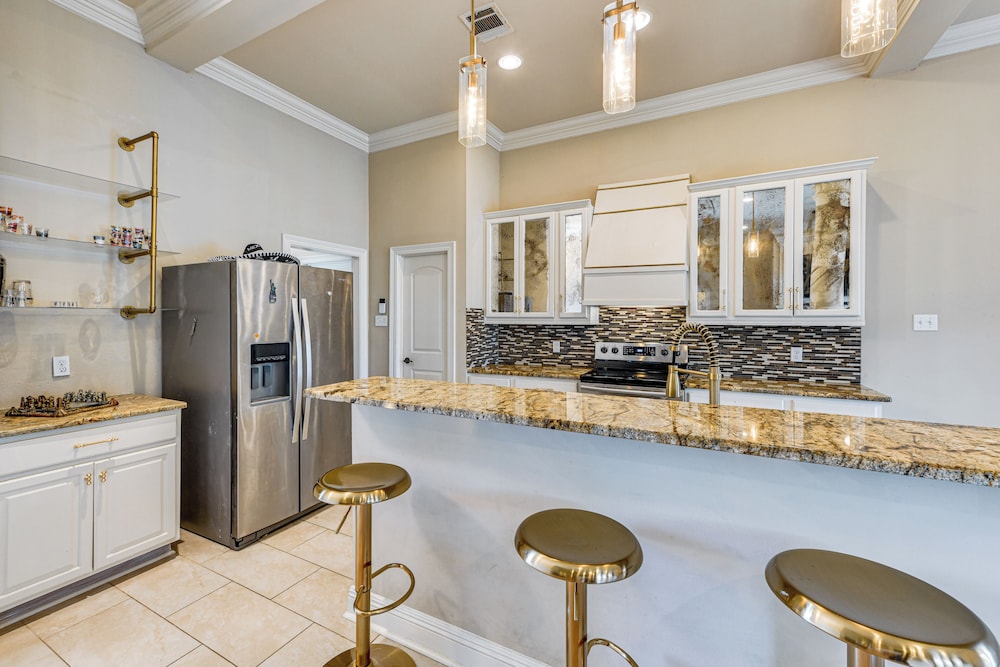 Fenced-in Yard & Pond Views: Home 18 Mi to Lsu!