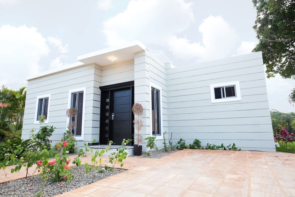 Stylish 3 bedroom w/ covered BBQ area by the pool