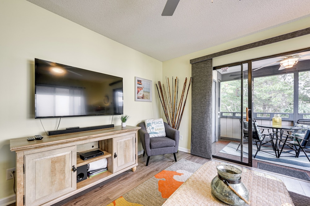 1 Mi to Coast: Myrtle Beach Condo w/ Balconies!