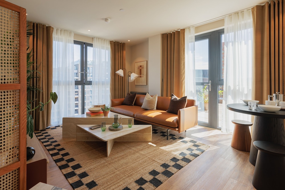 Sophisticated Studio Flat With Rooftop Access