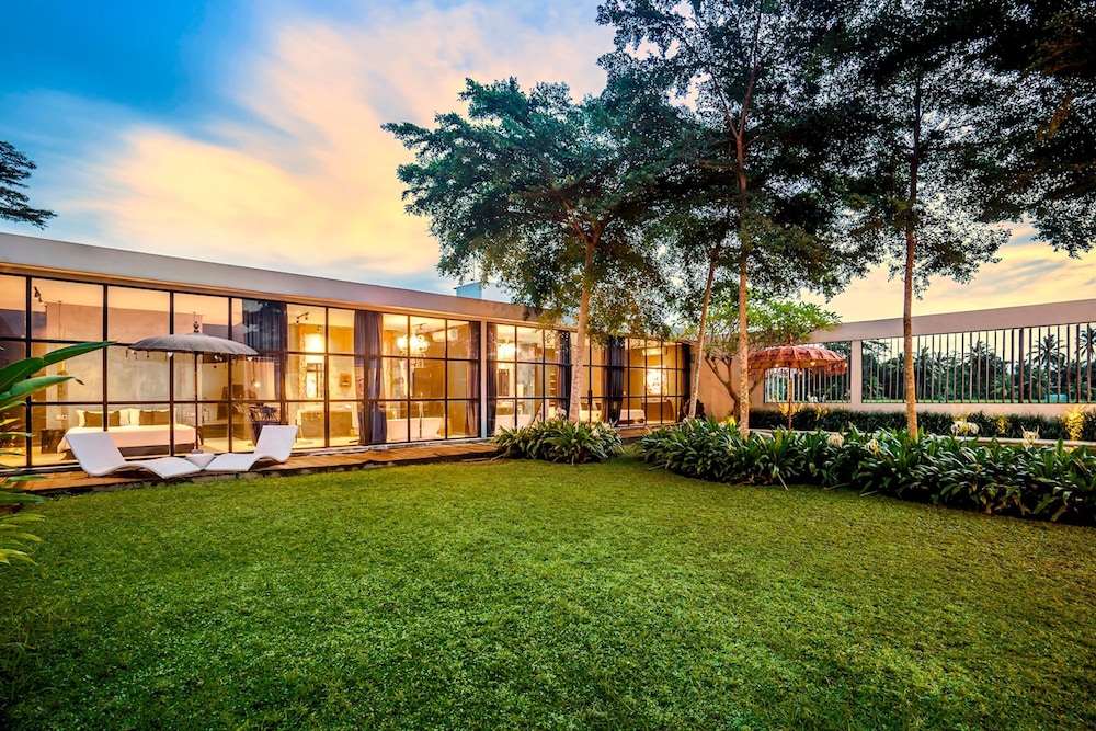 Loft Volcano by Alfred in Bali - Stylish 2 BR Loft w Pool Garden Ricefields View