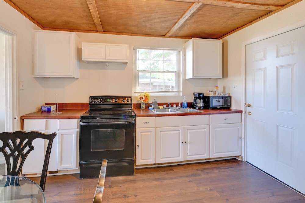 2 Mi to Center City: Charlotte North End Home