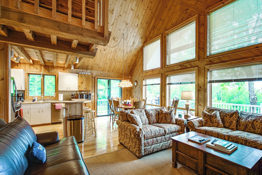 8 Mi to Okemo Mountain Resort: Mtn-view Retreat!