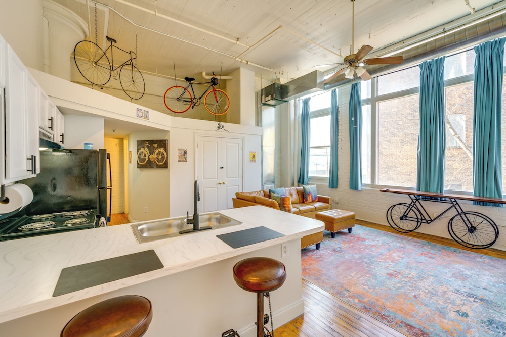 1 Mi to Dtwn! Riverside Corktown Loft on 2nd Floor