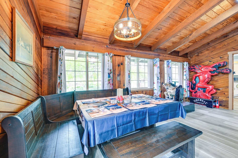 9 Mi to Spanaway Park: Home w/ Indoor Hot Tub