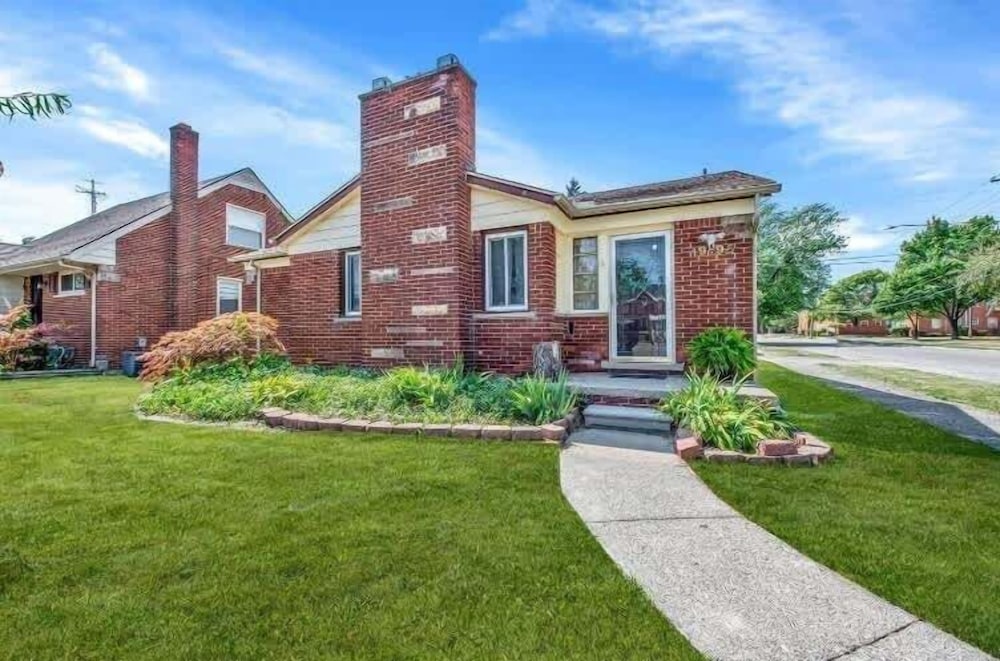 Grosse Pointe/detroit 3br Sleeps 8 Yard 3 Bedroom Home