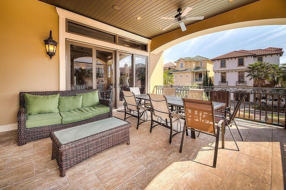Gigglin Marlin 7 Bedroom Holiday Home by Five Star Properties
