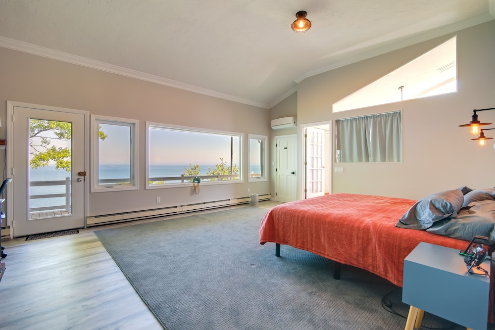 Bayfront Home w/ Deck - 4 Mi to Downtown Plymouth!