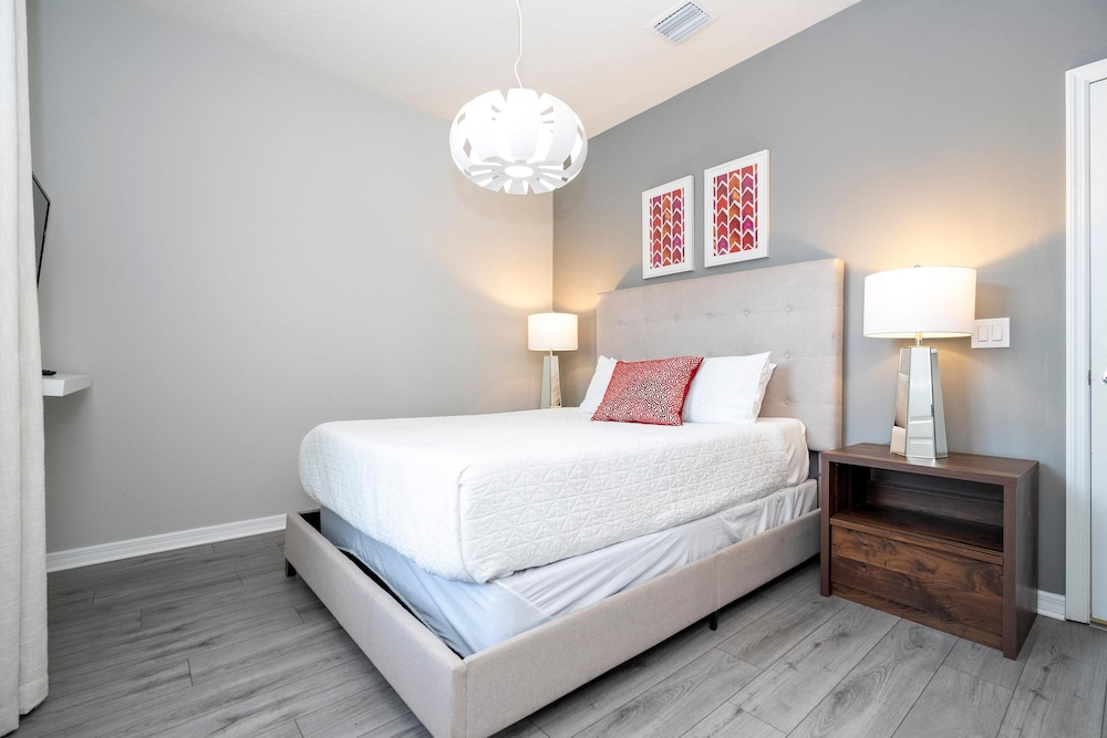 8822 GC - Fabulous 5BR Townhome: Pet Friendly