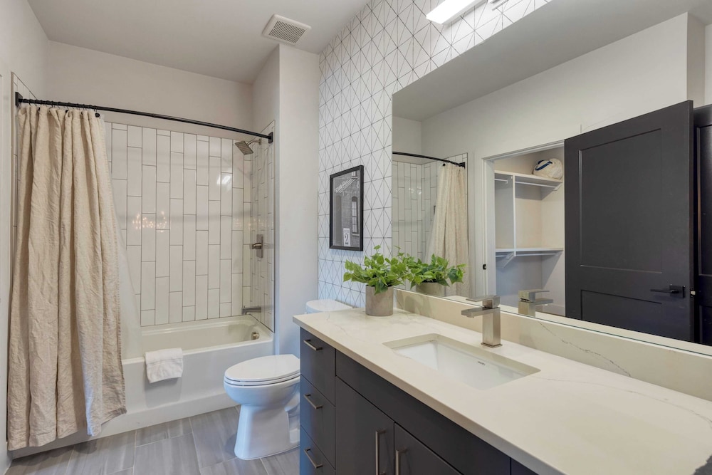 Sleeps 18 3 Modern Midtown Apartments w/ Gym + Pool Walkable to Shops & Eats