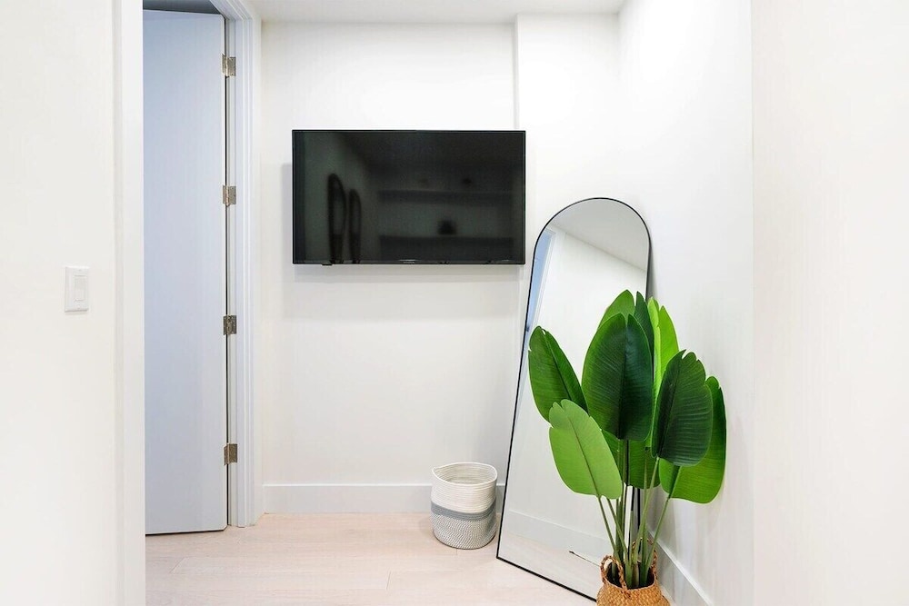 48 Midtown West Apt