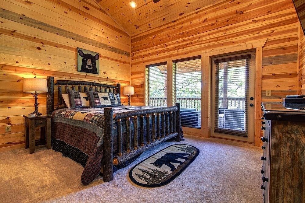 Frosty Bear - 4 Bedrooms, 4.5 Baths, Sleeps 10 Home by RedAwning view 2