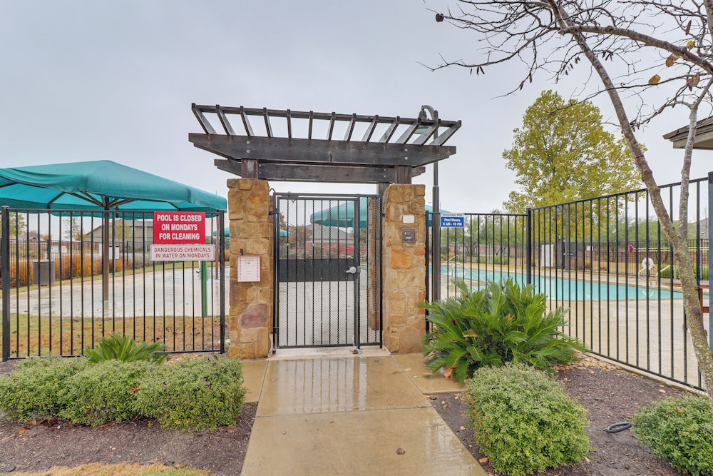 17 Mi to Dtwn Austin! Family Escape w/ Pool Access