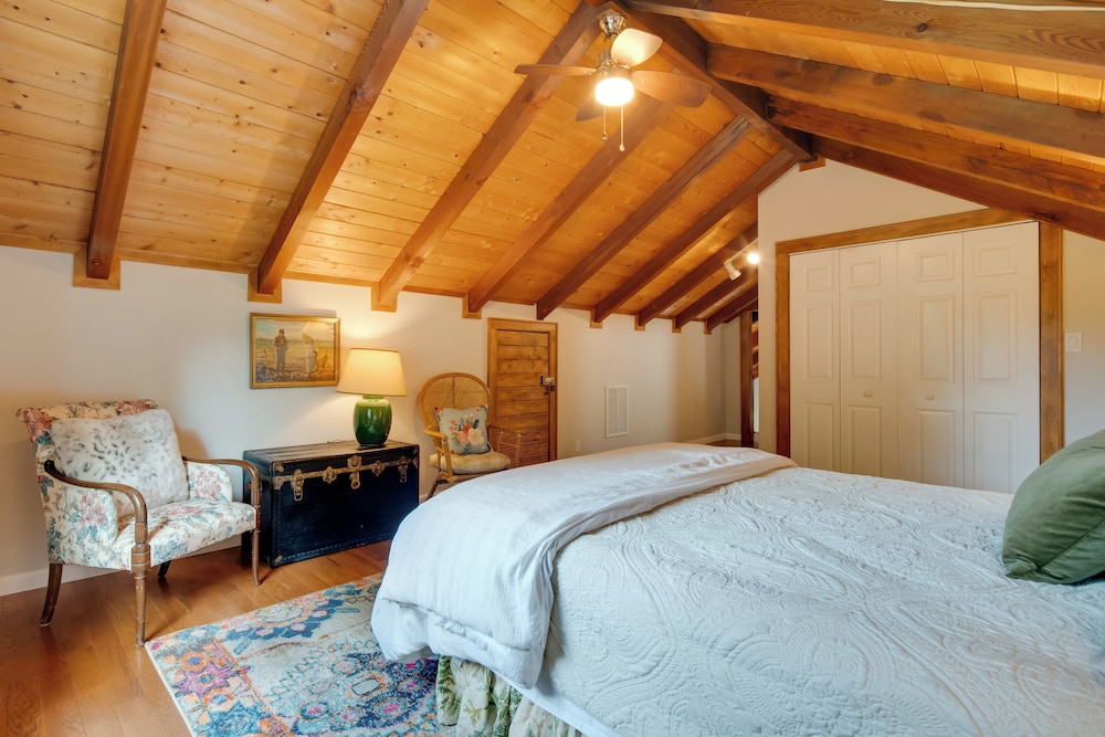 Getaway w/ Guest House - 6 Mi to Lake Glenville!