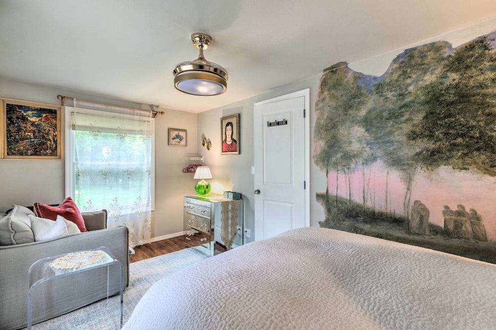 Cute East Hampton Cottage w/ Patio - Walk to Beach view 4