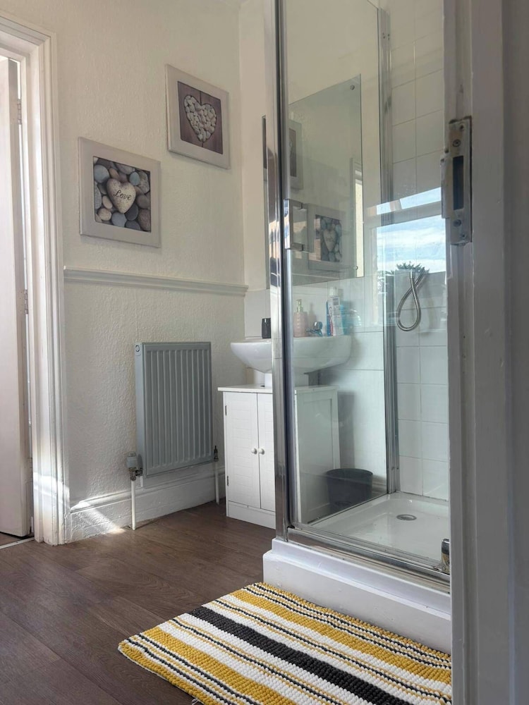 Modern 2-bed Victorian Apartment - Sleeps 6 & Pets