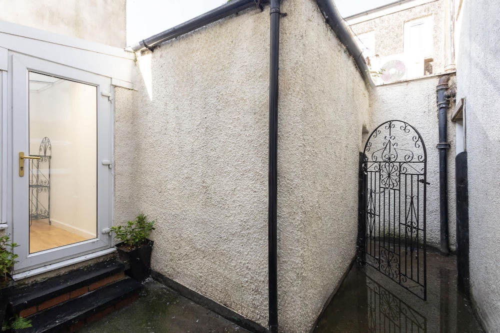 Host Stay Wind Rose Cottage