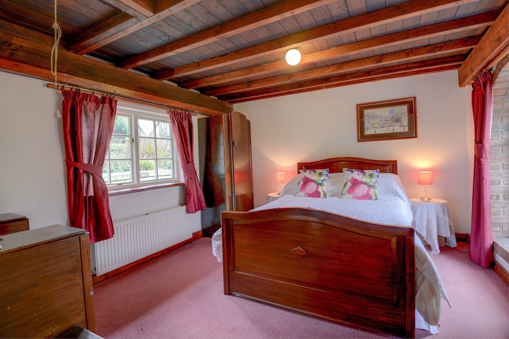 Holiday Cottages and North Star Apartment