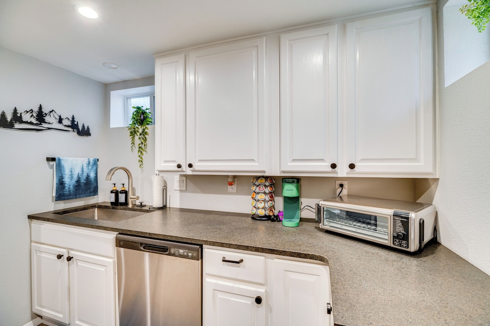 Colorado Springs Apt w/ Private Hot Tub