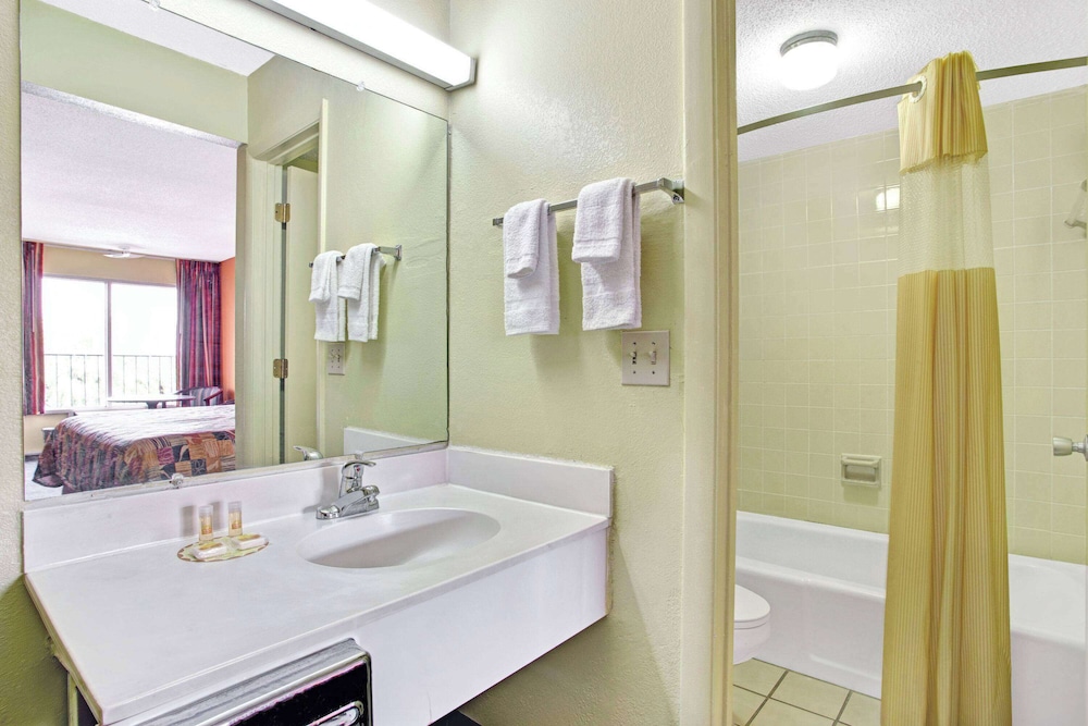 Days Inn by Wyndham Benson view 5