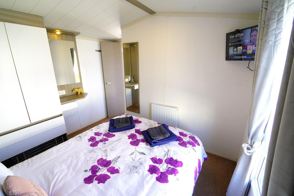 Lovely 2-bed Static Caravan in Rhyl view 2
