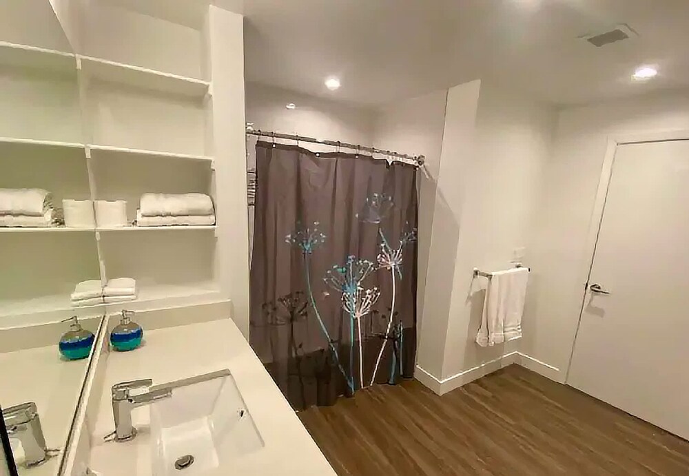 Stylish 1BR Family Apartment by Dtla