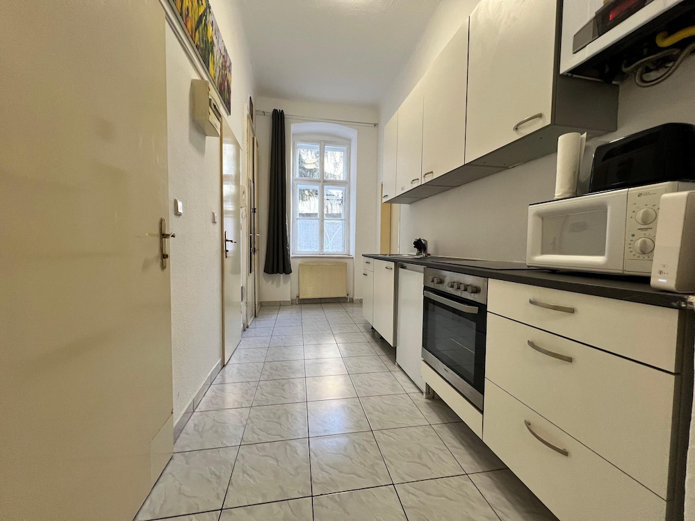 Affordable 3BR shared Apt. near Meidling