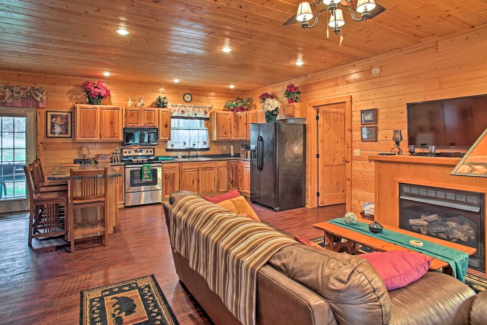 Creekside Cabin w/ Hot Tub in Gatlinburg!