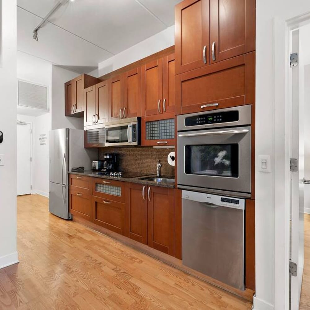 Sleek 2 Bed 2 Bath Condo in Trendy Fulton Market