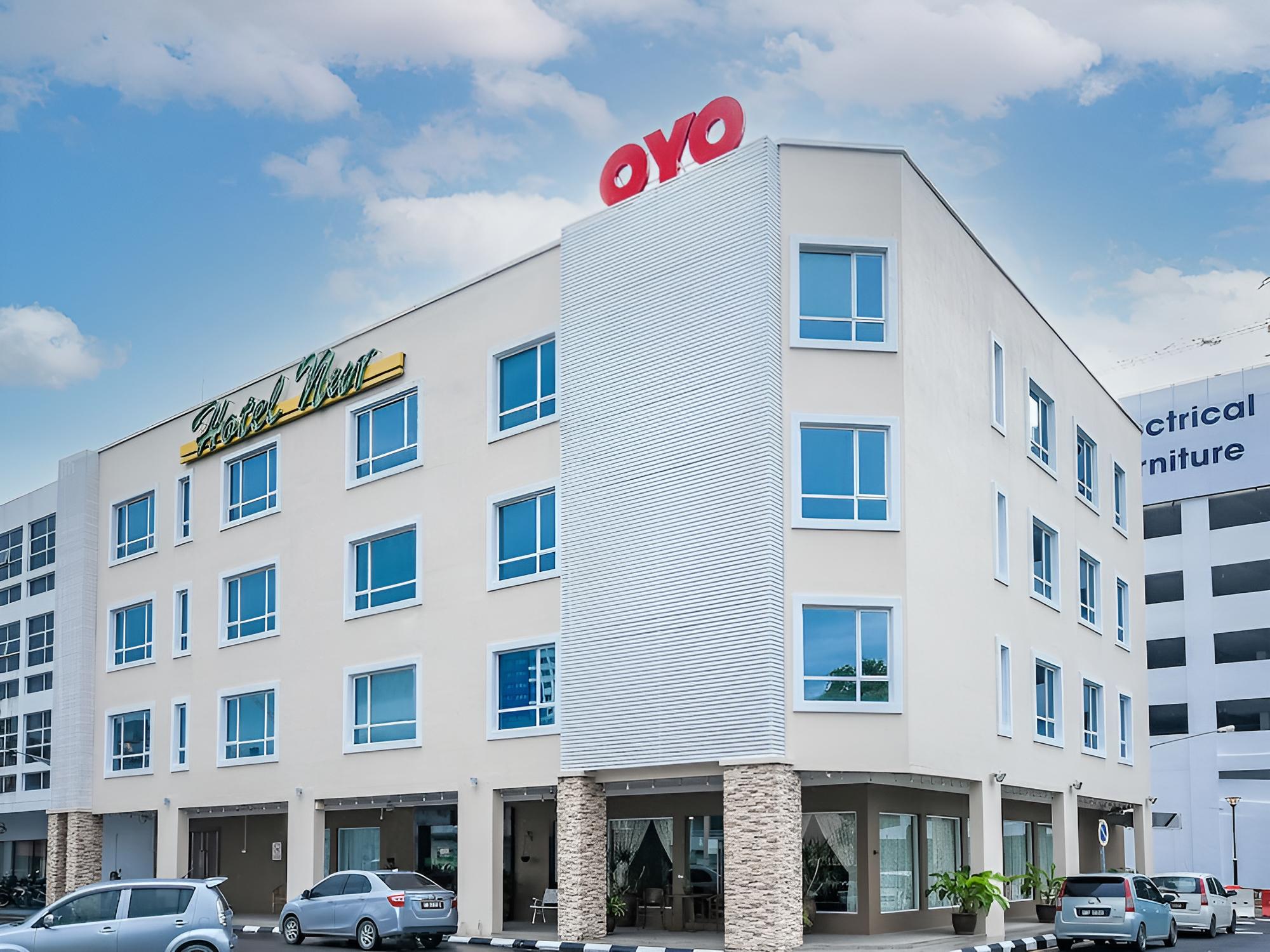Super OYO 985 Hotel Nur