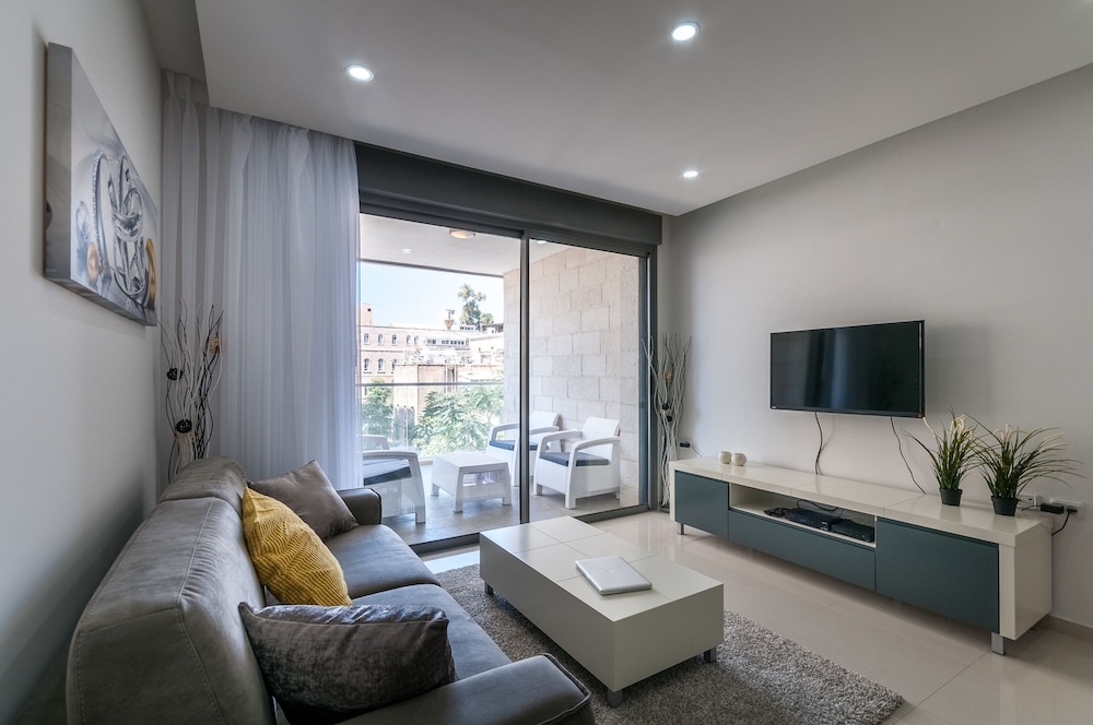 Best Location New Apt Full Amenities