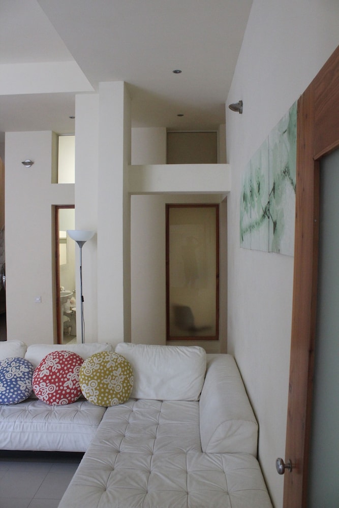 Stylish, Modern, Central Apartment in St Julians, Malta - Sleep 4 photo 5