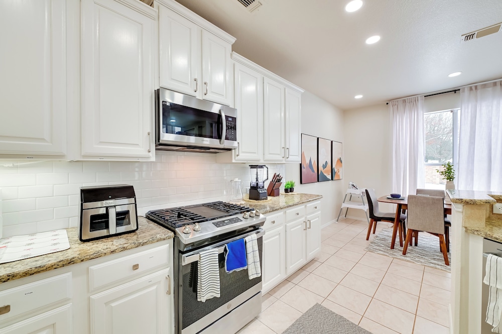 4 Mi to Dtwn: Family Home w/ Games in Frisco