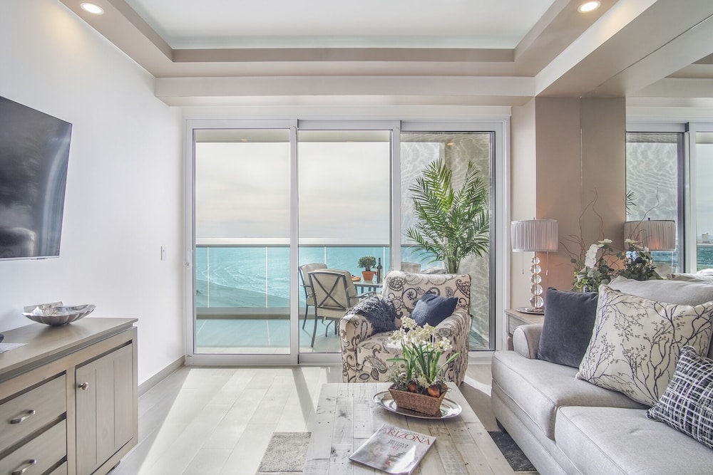 Stunning 1 Bedroom Condominium