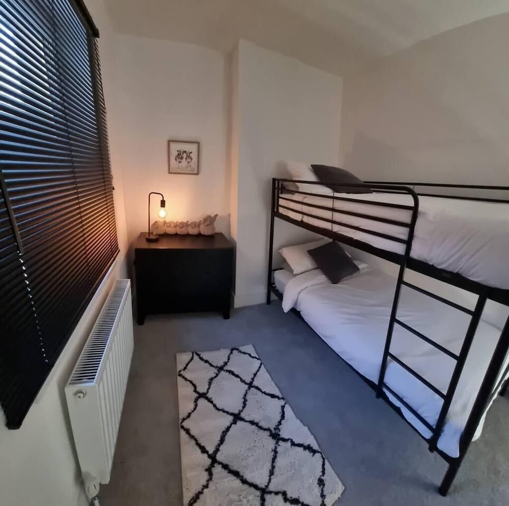 4 Bed Townhouse-sleeps 7-garden-pets-valley View view 3