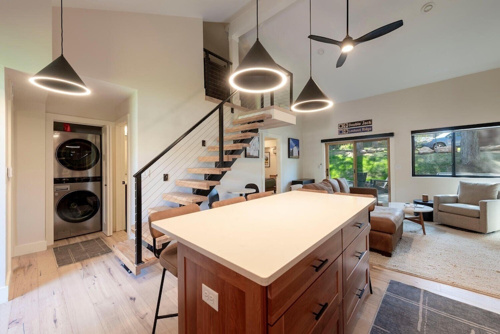 Stylish 4BR Canyons Village-Walk to Cabriolet-Hidden Creek 37D