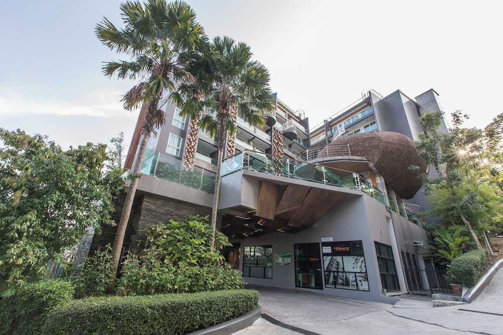 Emerald 211 - Studio With Balcony and Shared Pool