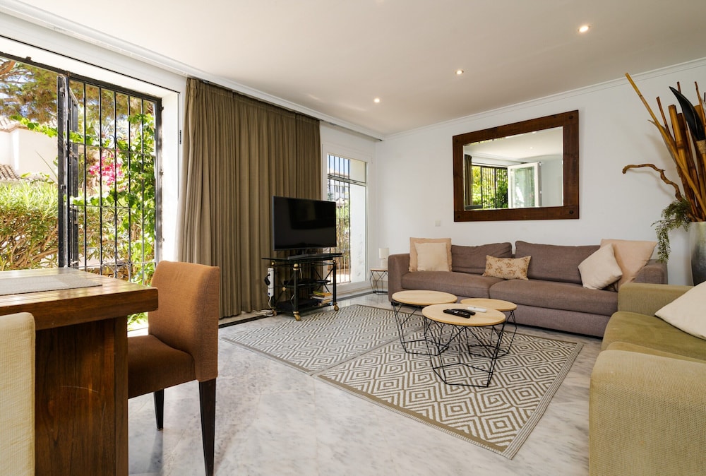 White Pearl Beach Elviria H1