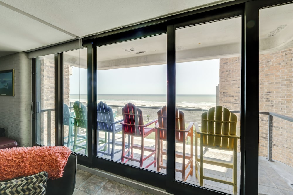 7th-floor Oceanfront Unit w/ Pools in Port Aransas