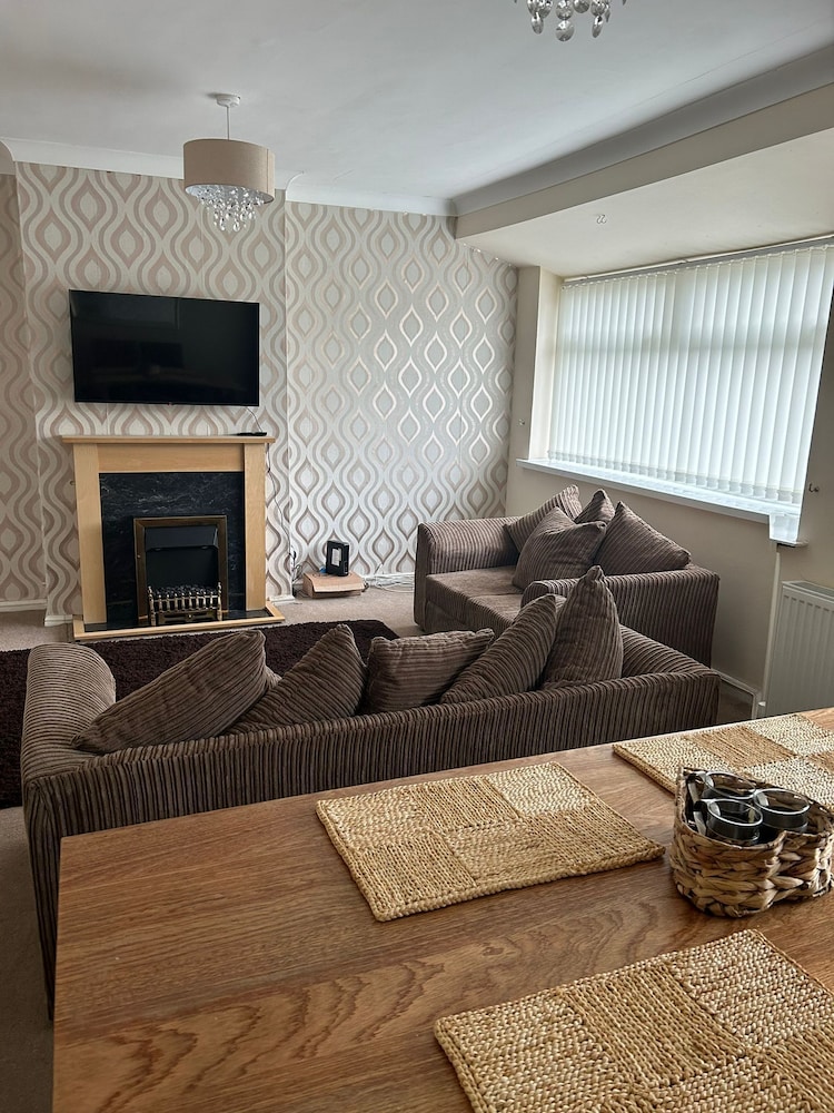 Crynallt Road Apartment - Neath view 2