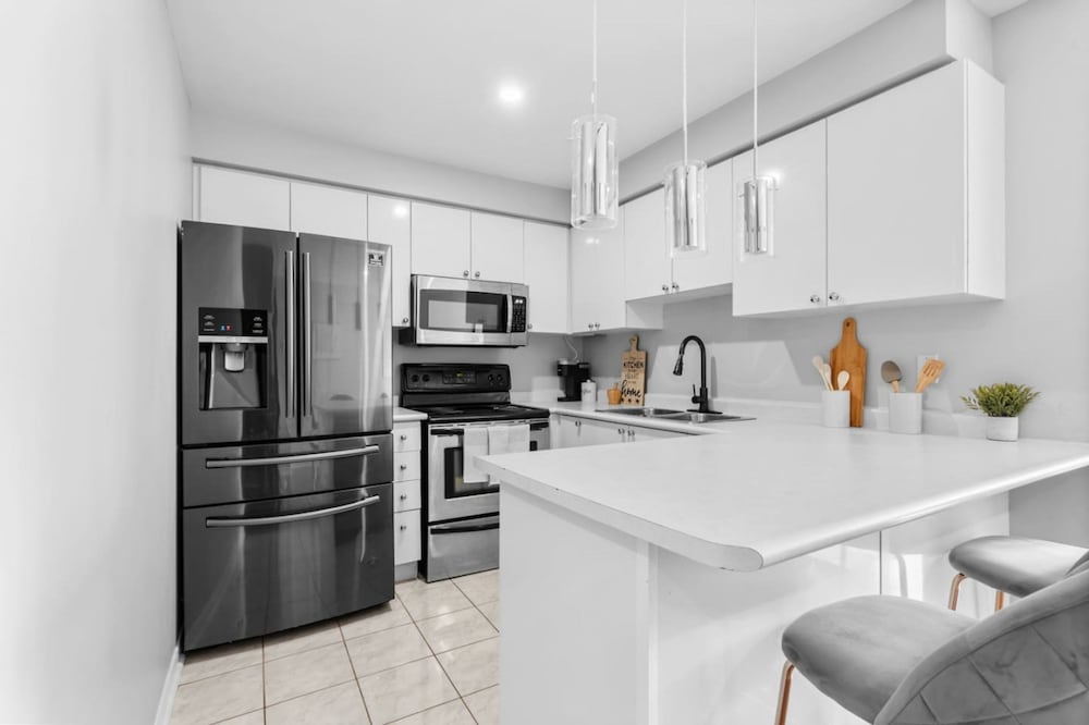 Contemporary 3BR Townhouse in Ajax Cozy Central