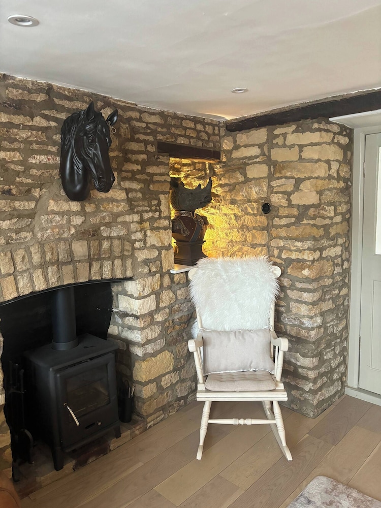Cottage on High Street, own Parking and EV Charger