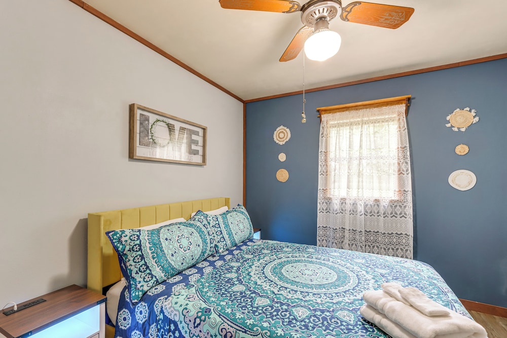 Pet-friendly Mtn Retreat w/ Yard in Blairsville!