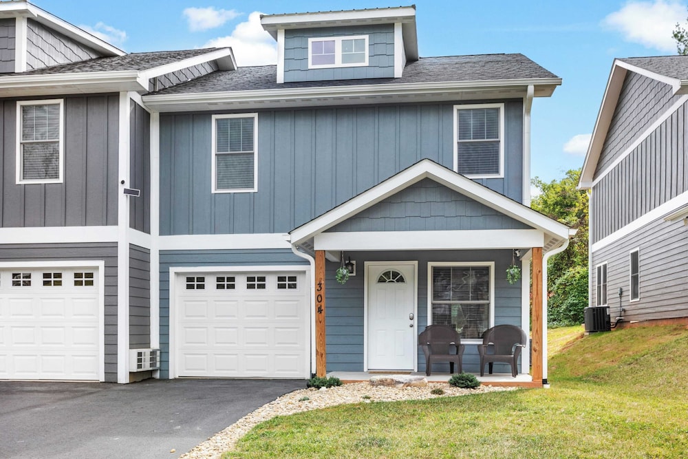 White Pine & Red Bud Buyout by Avantstay 2 Home Buyout Sleeps 16!