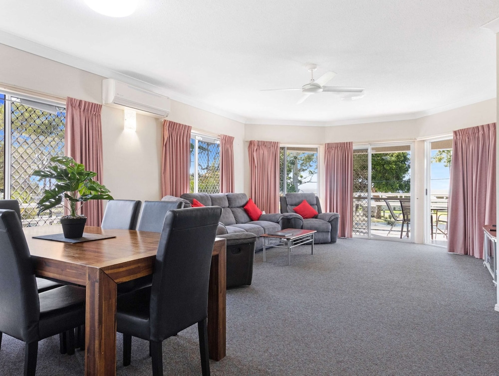 Beachside 2-bed Apartment With Secure Parking