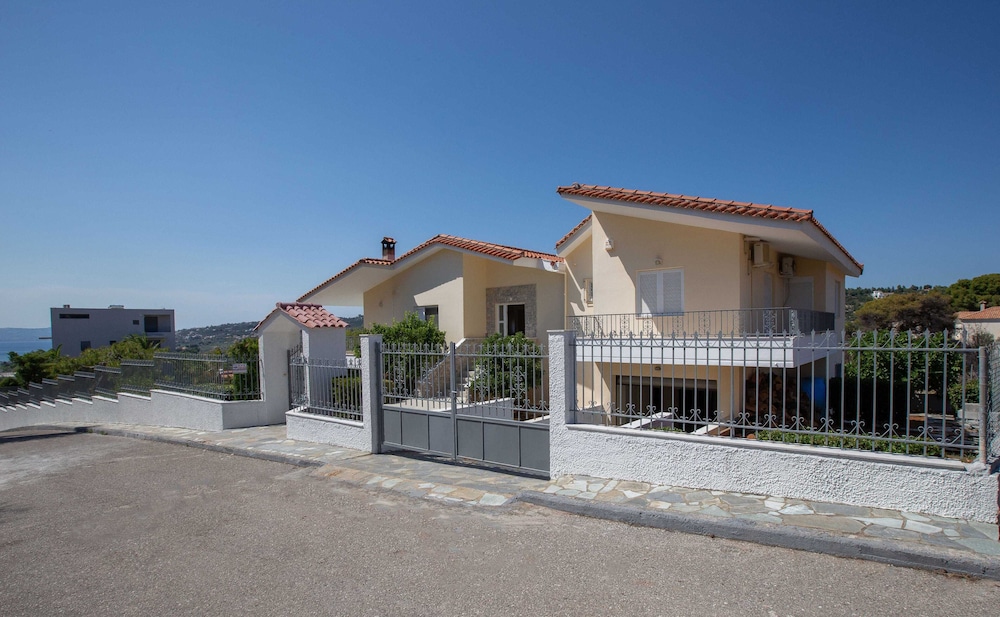 Villa with S. Pool Theologos by GHH