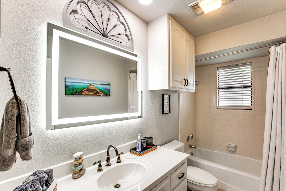 Home on Lake Granbury w/ Hot Tub: 5 Mi to Dtwn!