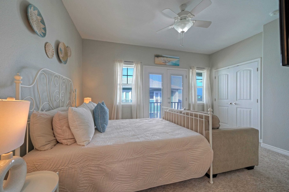 Stylish Condo w/ Pool & Spa Access, Wak to Beach Beach Breeze by Avantstay