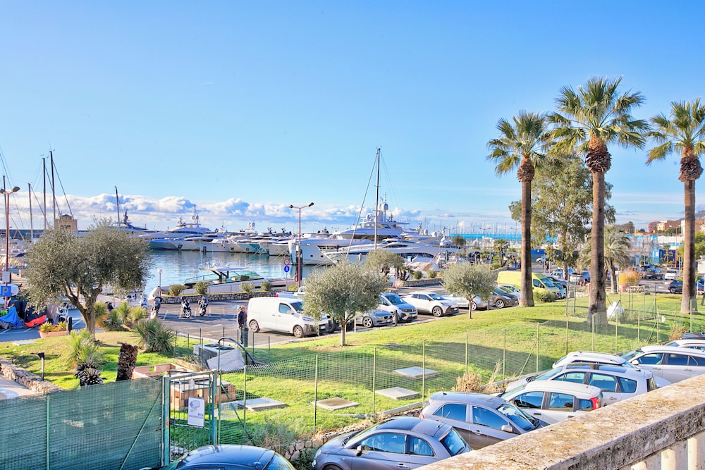 Jolie Sur La Mer - Petit Studio